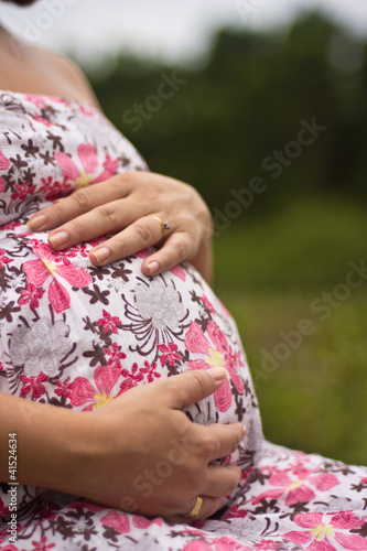Mulher grávida segurando a barriga