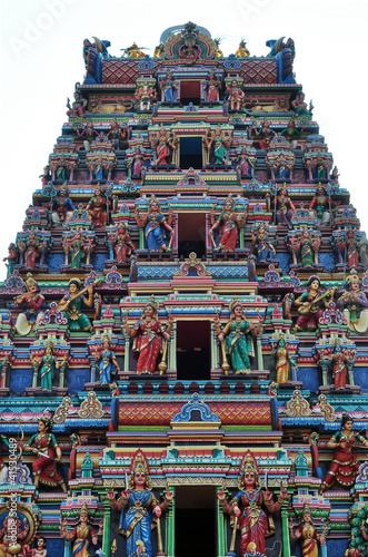 マハマリアマン寺院の門塔　ヒンドゥー様式