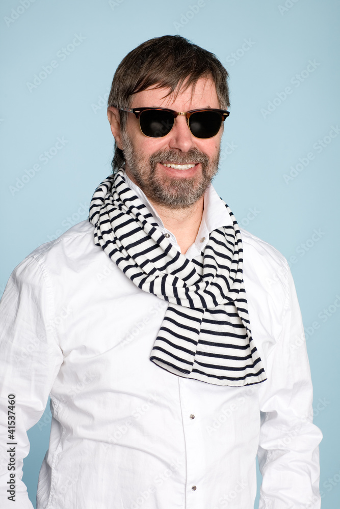 Obraz premium Smiling man wearing sunglasses