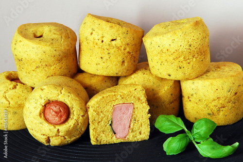 Muffinki kukurydziane z parówkami