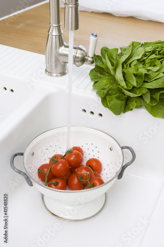 Tomaten in weißem Sieb