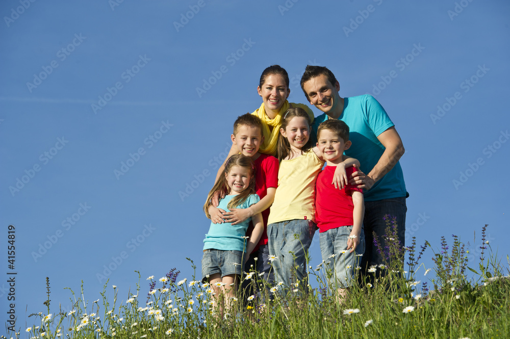 Fototapeta premium Familie beim wandern in der Natur.