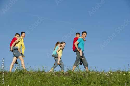 Familie beim wandern in der Natur.