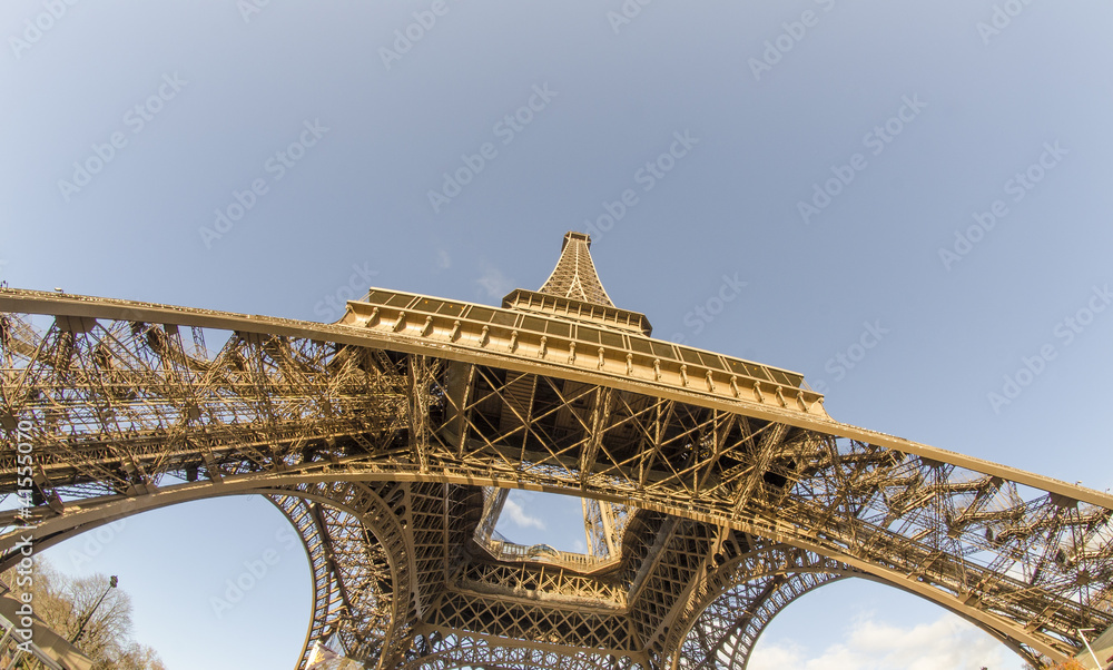 Obraz premium Upward view of Eiffel Tower in Paris