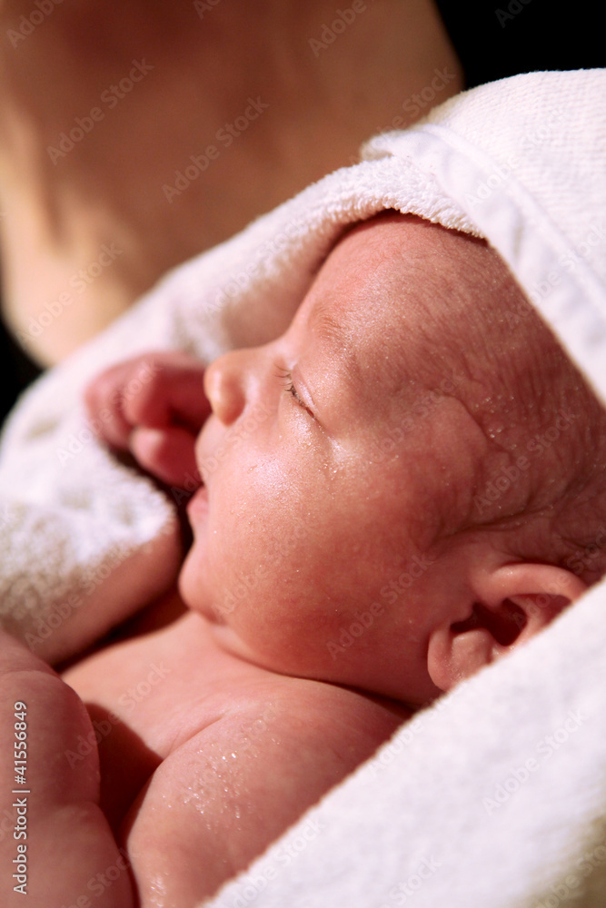 noworodek - małe dziecko po urodzeniu - w kąpieli - kąpiel noworodka - obrazy, fototapety, plakaty 