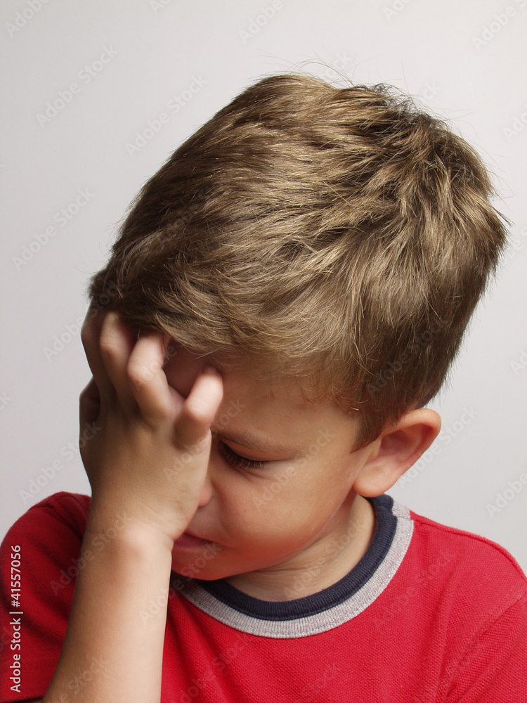 Retrato de un niño agotado,triste. Retrato de un niño agotado,triste.