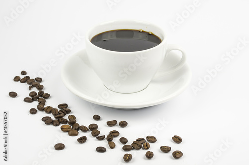 Tasse mit Bohnenkaffee