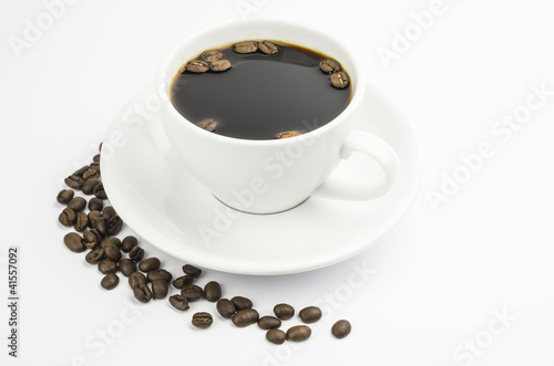 Tasse mit Bohnenkaffee