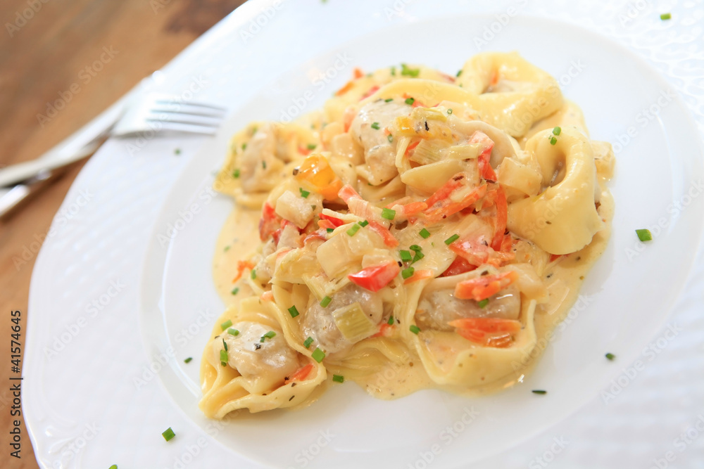 Tortellini mit Sahnesauce Tortellini mit Sahnesauce