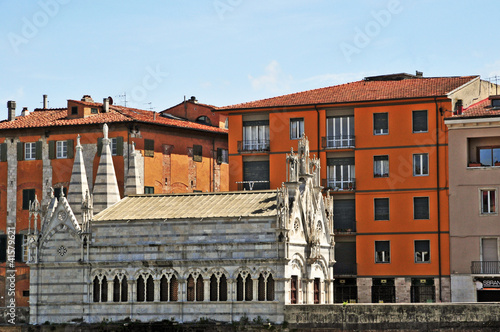 Pisa, Lungarno Pacinotti e chiesa Santa Maria della Spina photo