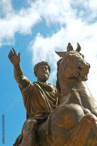 Statua di Marco Aurelio in Piazza del Campidoglio, Roma, Italia photo