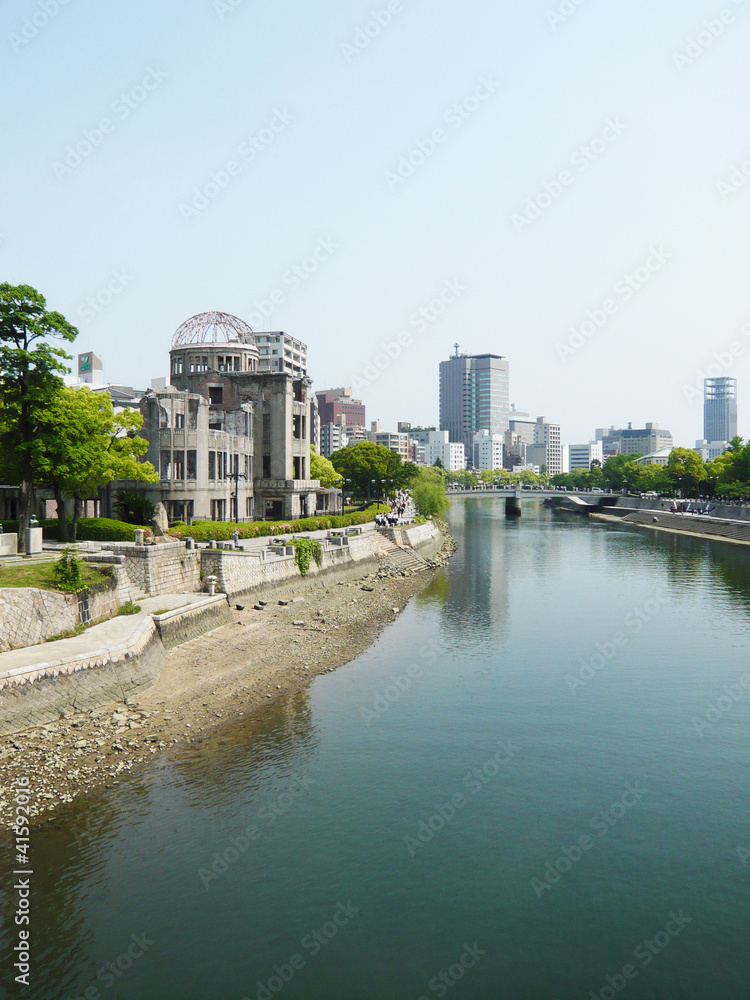 広島の平和記念公園に流れる元安川