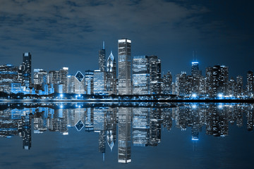 Fotobehang Chicago Chicago downtown verlicht in nacht  © maksymowicz