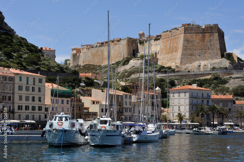 Bonifacio- Citadelle vue depuis le port de plaisance