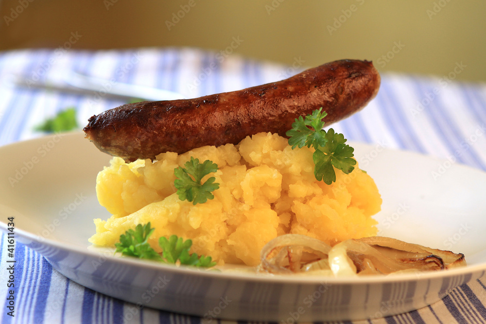 Bratwurst mit Kartoffelbrei (Kartoffelpüree) Stock Photo | Adobe Stock