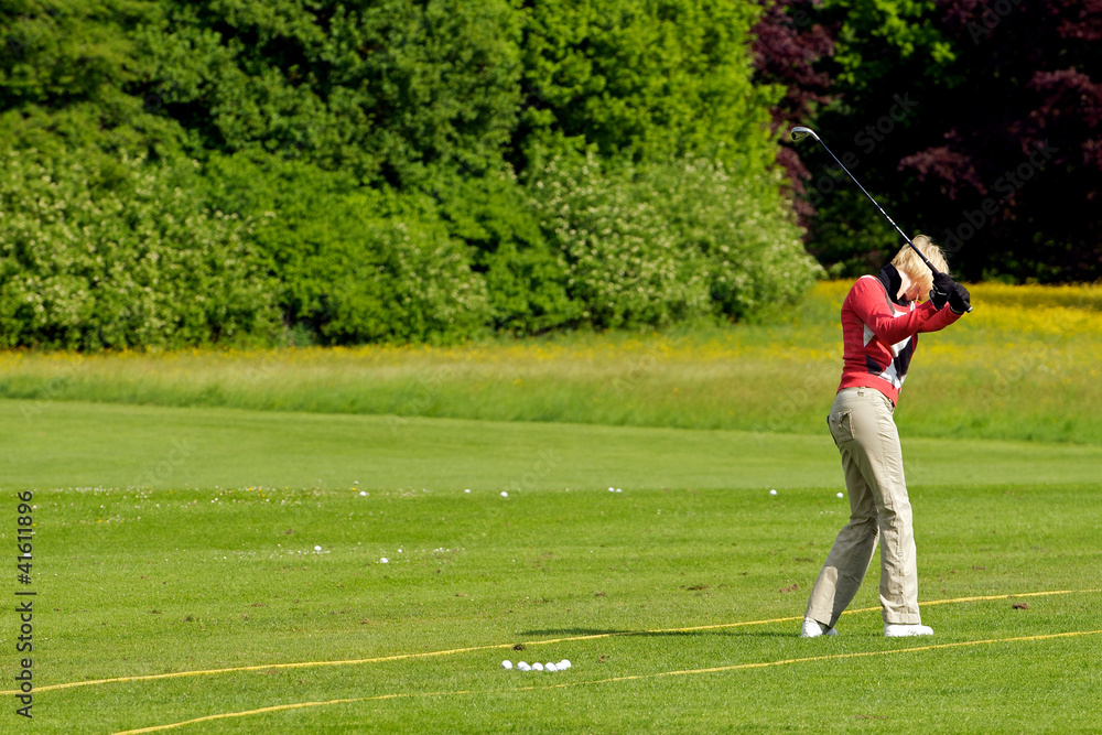 Obraz premium Golfspielerin beim Abschlag