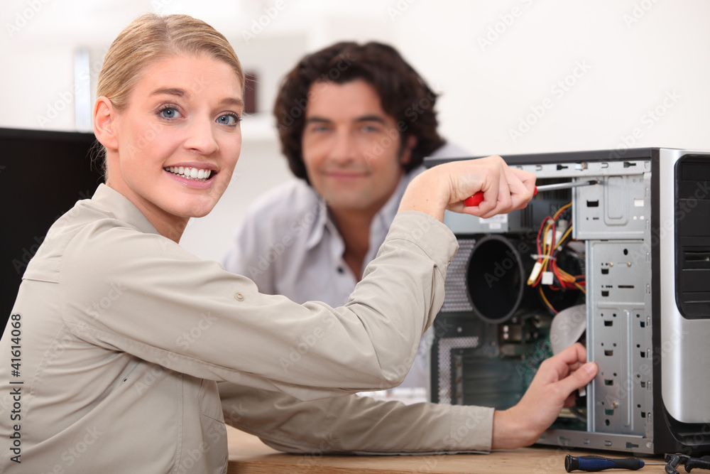 Obraz premium Happy technician fixing a computer