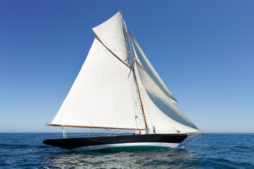 Fotobehang Zeilen Retro zeilboot op open water  © saintho
