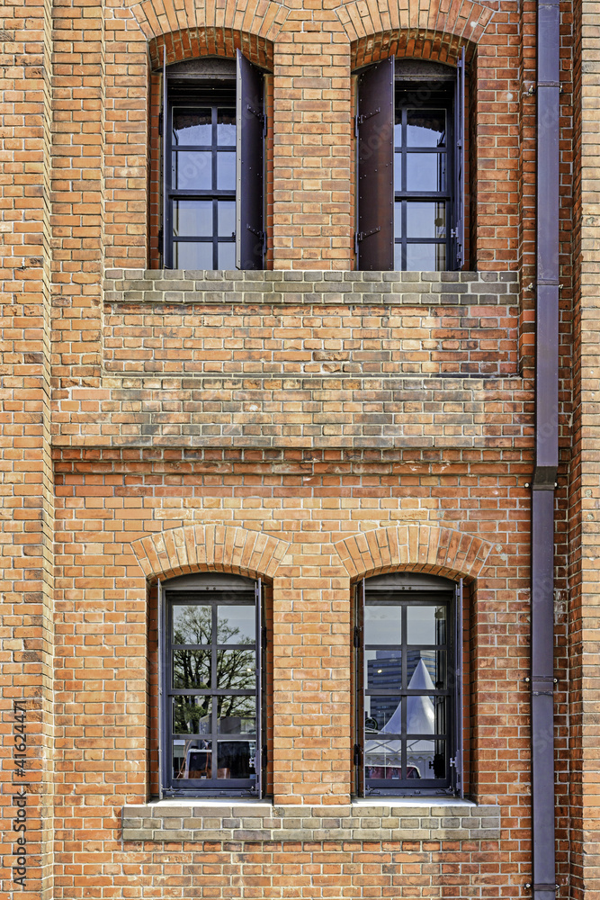 Obraz premium Windows in a red brick wall