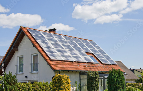 Wohnhaus mit Solarzellen auf dem Dach