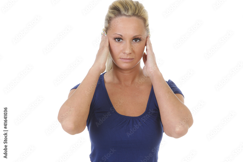 Blonde Frau hört nichts