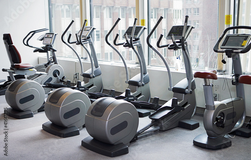 Trainingsgeräte im Fitnessstudio - TLerch photo