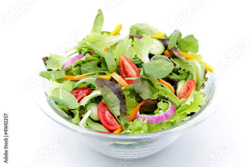 insalata mista con pomodori su sfondo bianco