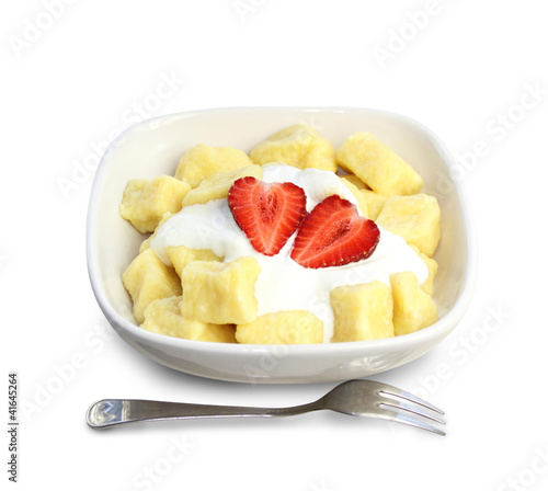 Sweet cottage cheese gnocchi with sour cream and strawberries