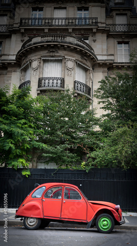 Fotografiet Vintage car in Paris