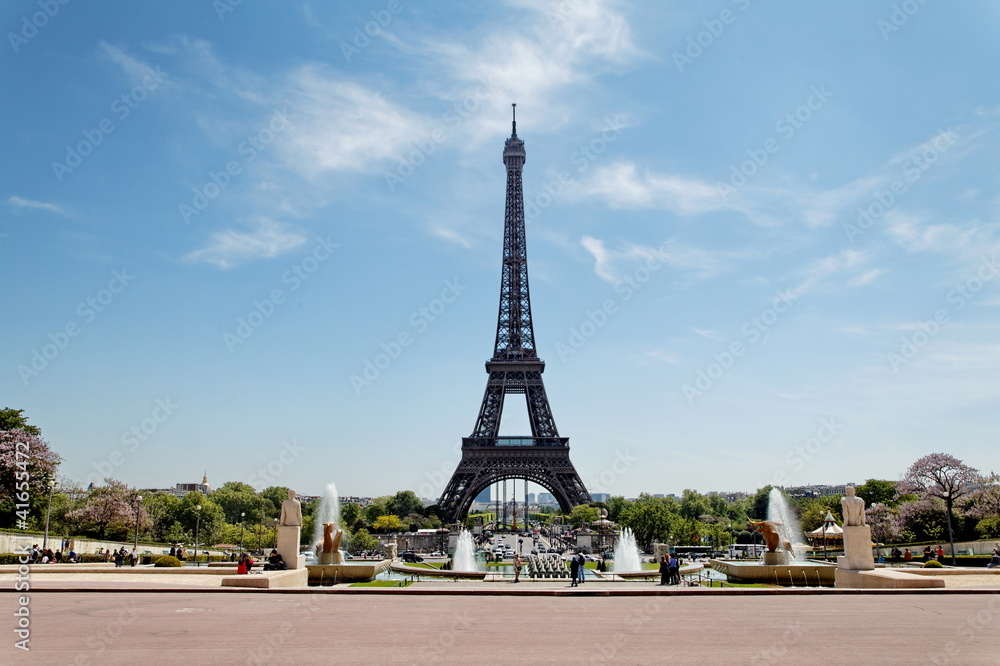 Tour Eiffel, ciel bleu, Paris.