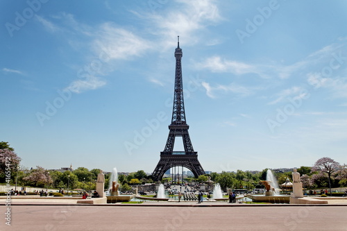 Tour Eiffel, ciel bleu, Paris.