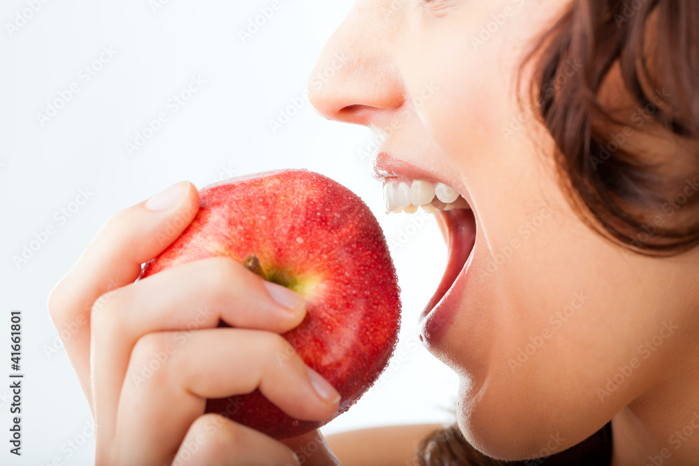 Junge Frau beißt in einen Apfel - obrazy, fototapety, plakaty 