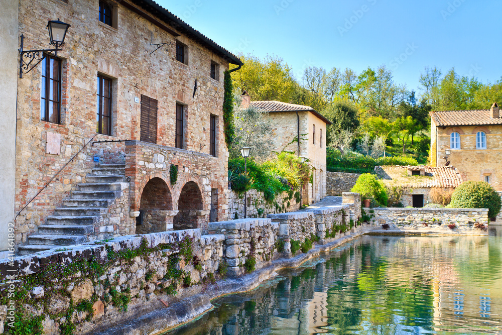Fototapeta premium Old thermal baths in the medieval village Bagno Vignoni, Tuscany