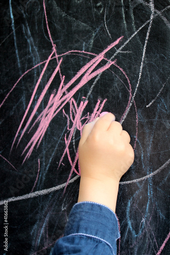 enfant écrivant au tableau photo