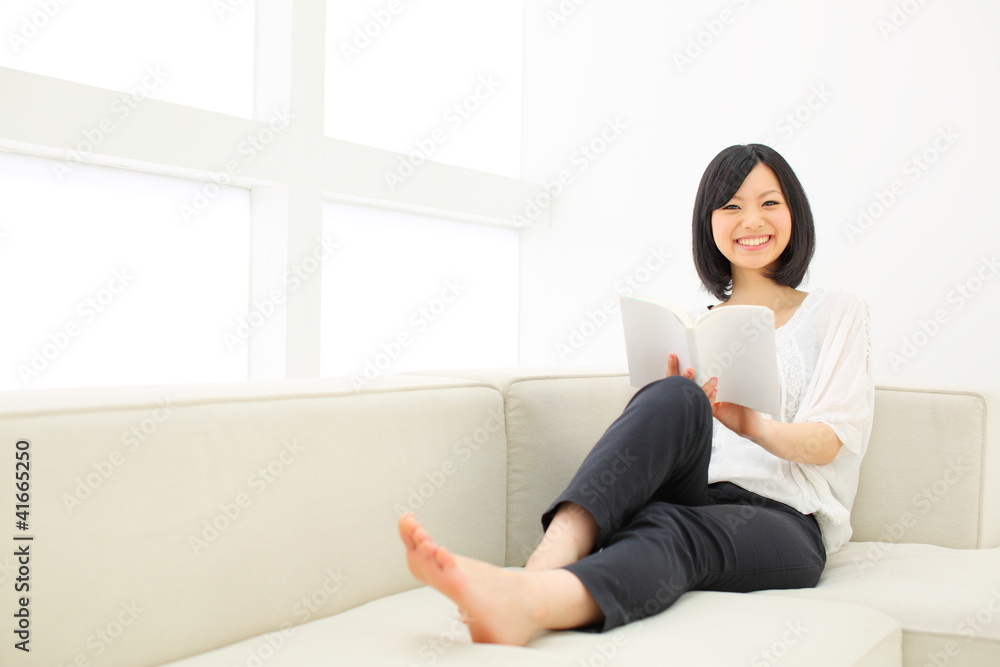 本を読む女の子 本を読む女の子