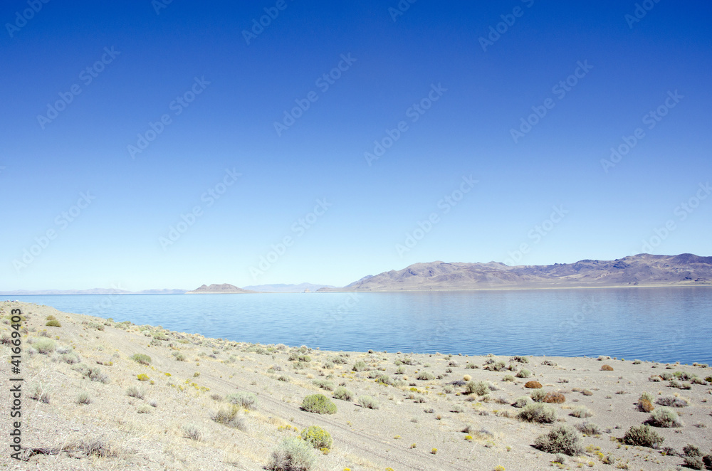 砂漠と湖　ネバダ州