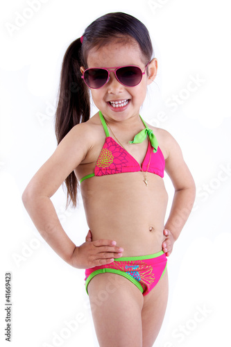 enfant en maillot de bain, lunette de soleil pose © DreanA