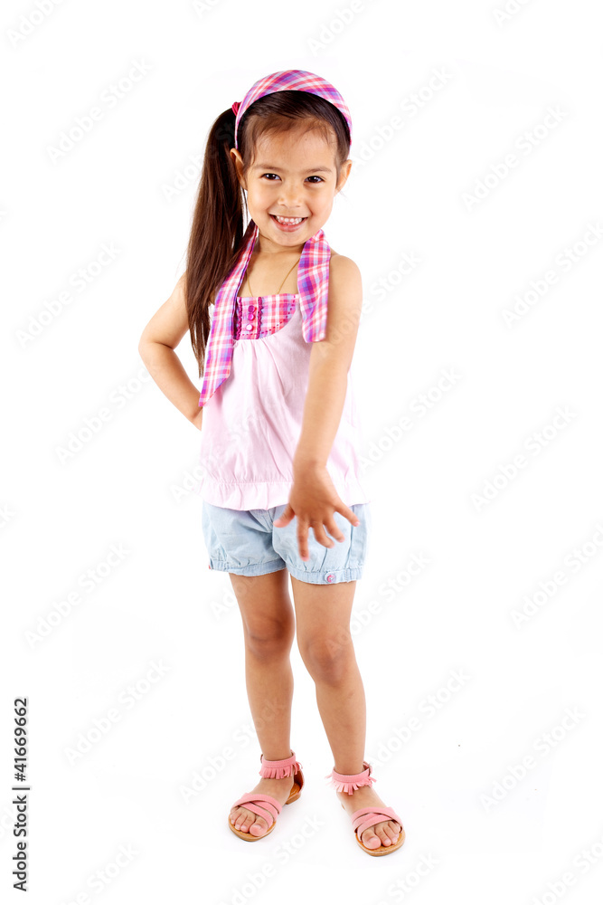 jolie petite fille debout en short et bandeau dans les cheveux Stock Photo  | Adobe Stock