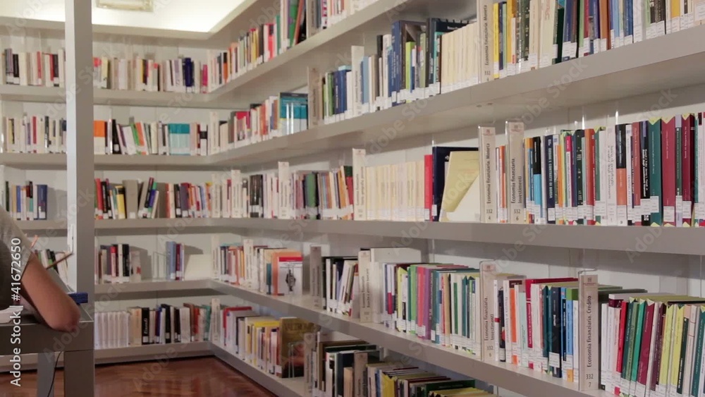 studentessa in biblioteca studentessa in biblioteca