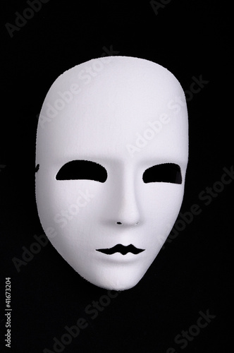 maschera neuta bianca su fondo nero