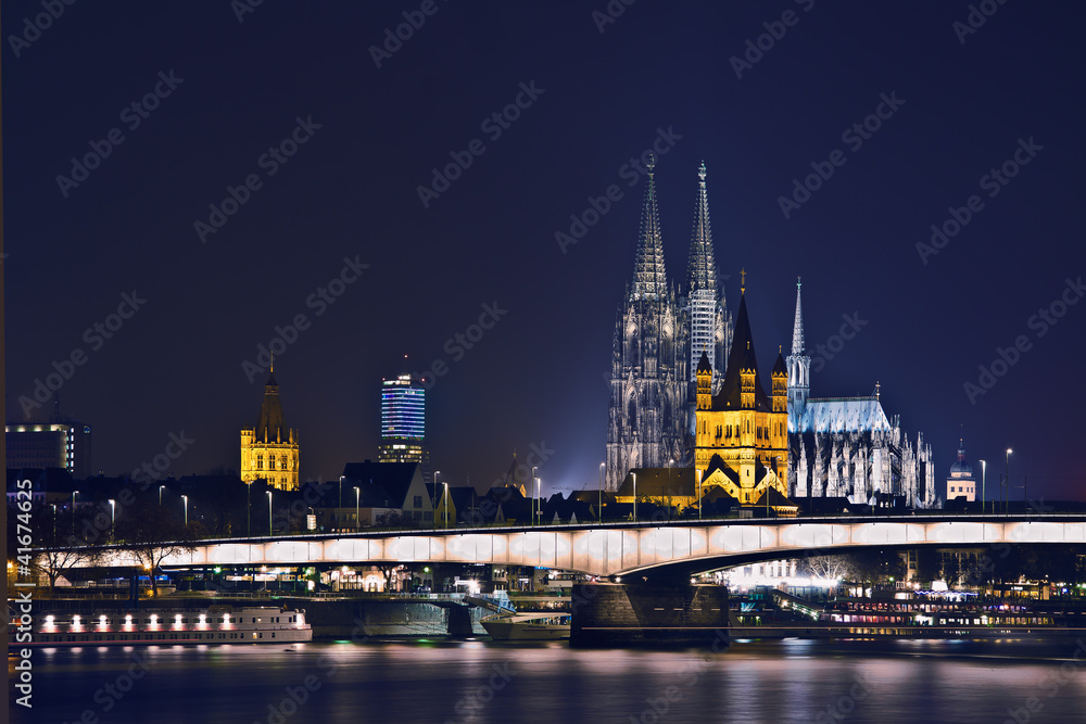 Kölner Dom bei Nacht mit Severinsbrücke und Groß St. Martin