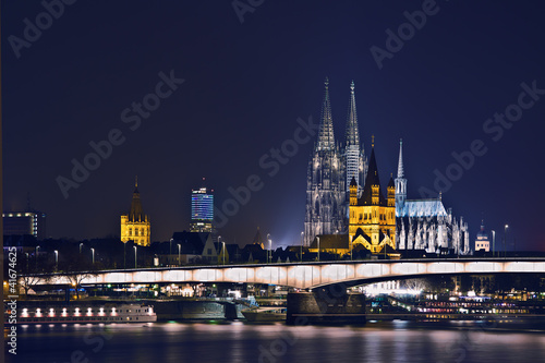 Kölner Dom bei Nacht mit Severinsbrücke und Groß St. Martin © Piccolo