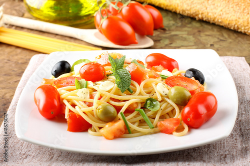 Spaghetti with fresh tomatoes, olives and mint