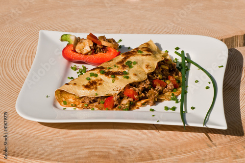 gefüllter Pfannkuchen mit Hackfleisch