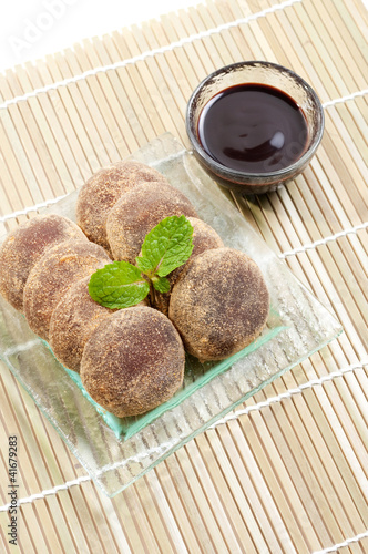 Obraz na płótnie Japanese confectionery, mochi with chocolate w salonie