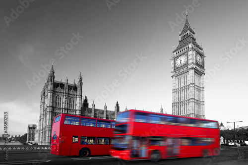 Fototapeta Big Ben z czerwonymi autobusami miejskimi w Londynie, UK