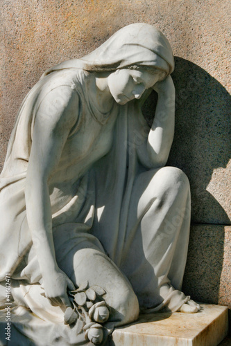 Frauenskulptur auf Friedhof