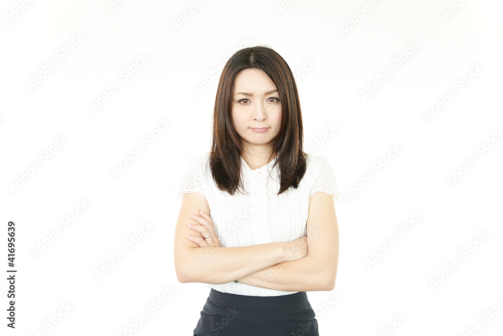 腕組みをして怒っている女性 腕組みをして怒っている女性