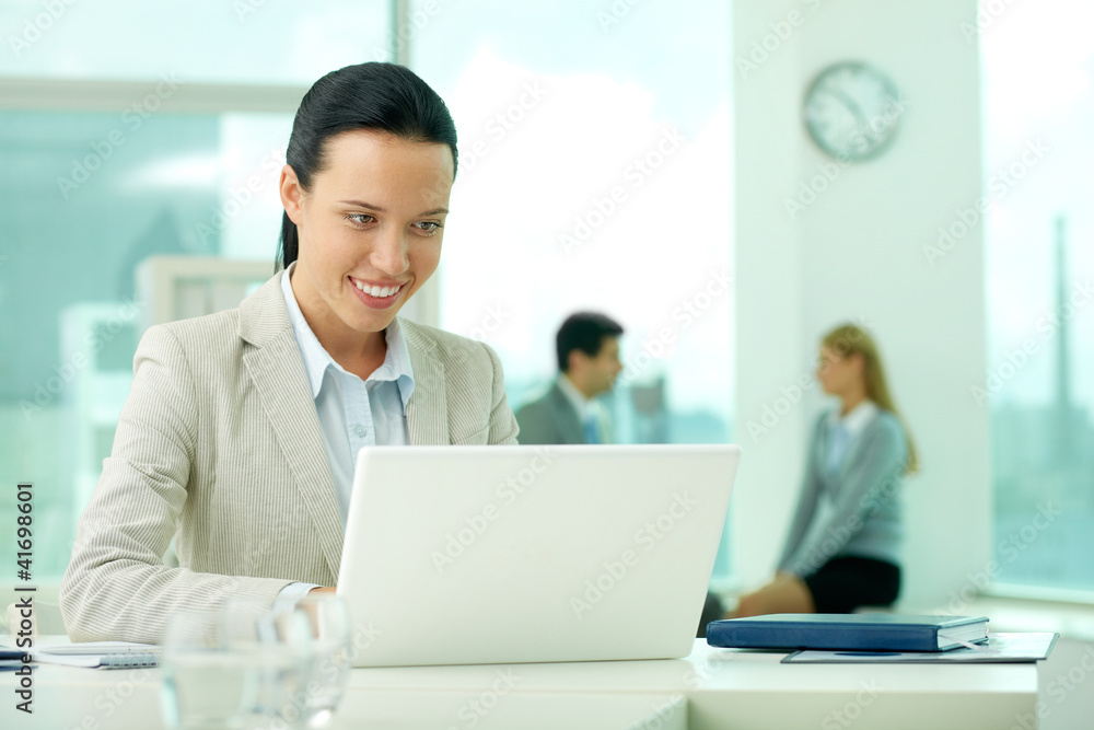 Obraz premium Working with laptop