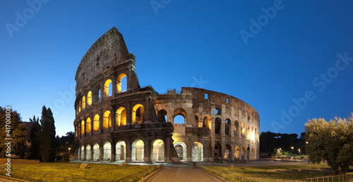Murais de parede Night image of Coliseum in Rome - Italy